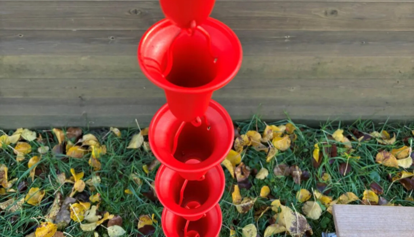 La chaîne de pluie rouge, une alternative fun et moderne aux gouttières !